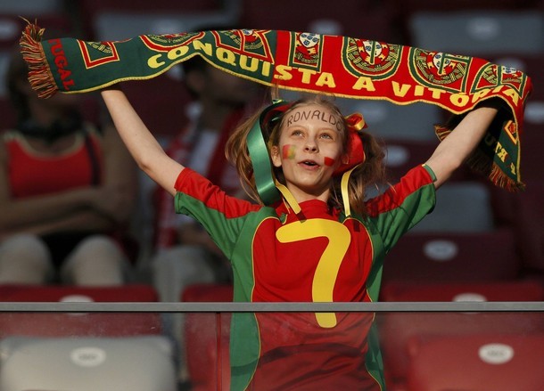 Sắc màu CĐV Bồ Đào Nha, Cộng hòa Czech trong trận tứ kết 1 của EURO 2012.